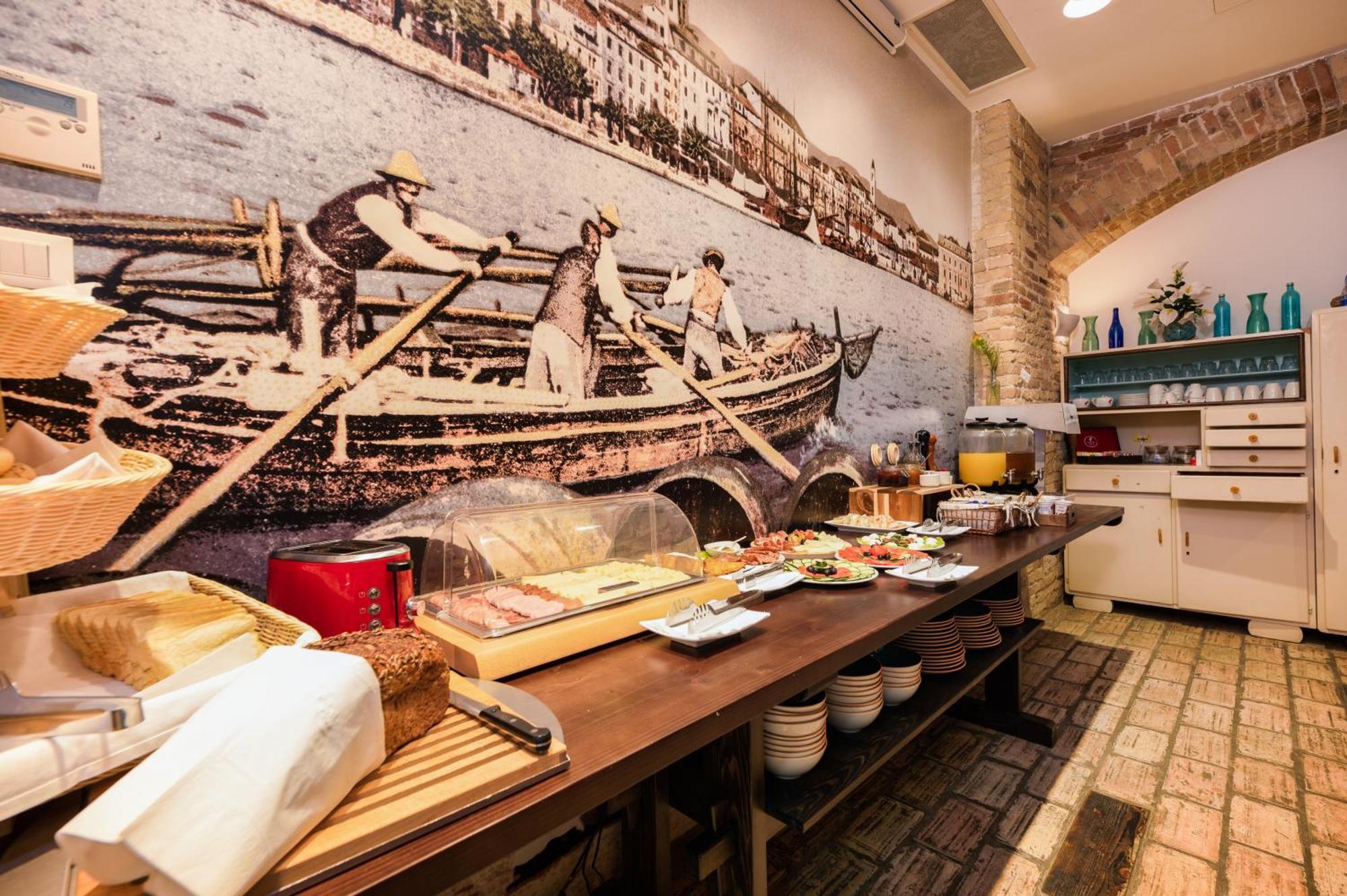 อะซูร์ พาเลซ ลักชัวรี รูม Hotel สปลิท ภายนอก รูปภาพ